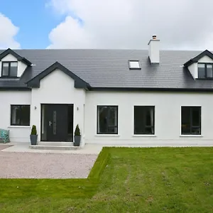 Villa Luxury 6 Bedroom Spiddal Villa, Jacuzzi, Balcony, Galway